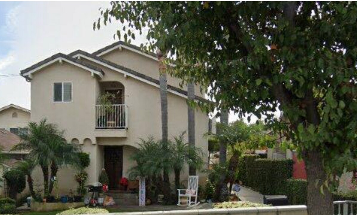 1033-1037 W 1st St in San Pedro, CA - Building Photo