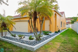 1566 Mira Vista Cir in Weston, FL - Building Photo - Building Photo