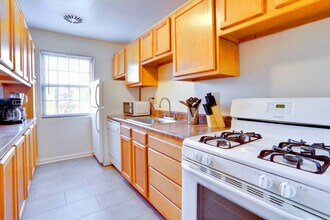 1420 W Abingdon Dr-Unit -FL4-ID1035600P in Alexandria, VA - Building Photo - Building Photo