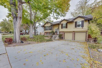 Beautiful Split-Level 4 Bed 3 Bath Home in Central Fort Collins! in Fort Collins, CO - Building Photo - Building Photo