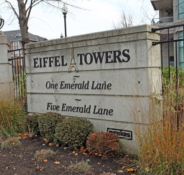 Eiffel Towers Condos in Vaughan, ON - Building Photo