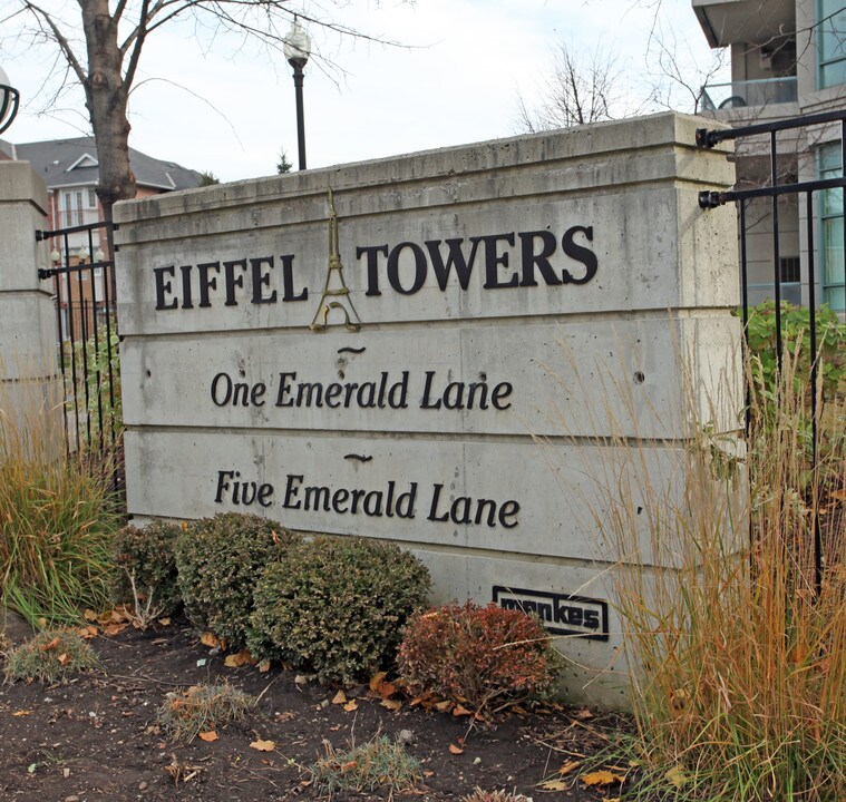 Eiffel Towers Condos in Vaughan, ON - Building Photo