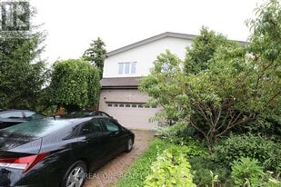 56 Skylark Dr in Hamilton, ON - Building Photo