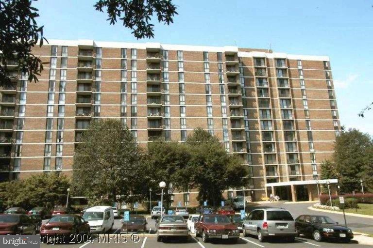 2300 Pimmit Dr in Falls Church, VA - Building Photo