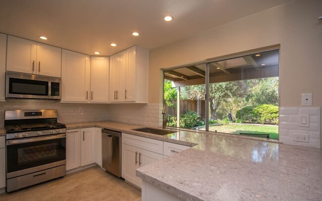 4325 Trieste Dr in Carlsbad, CA - Foto de edificio - Building Photo