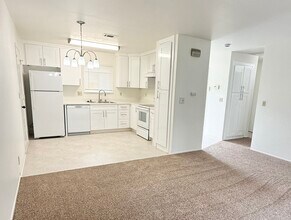 200 Northwoods Ave in Manteca, CA - Foto de edificio - Building Photo