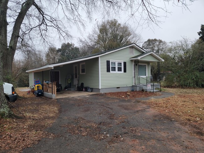 110 Bess Town Rd in Bessemer City, NC - Building Photo - Building Photo