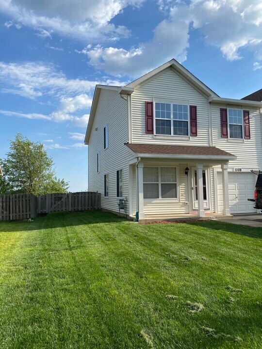 1108 Burns Ln in Minooka, IL - Building Photo