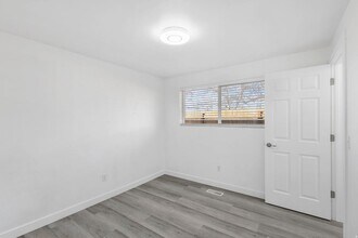 6876 S 90 E in Midvale, UT - Foto de edificio - Building Photo