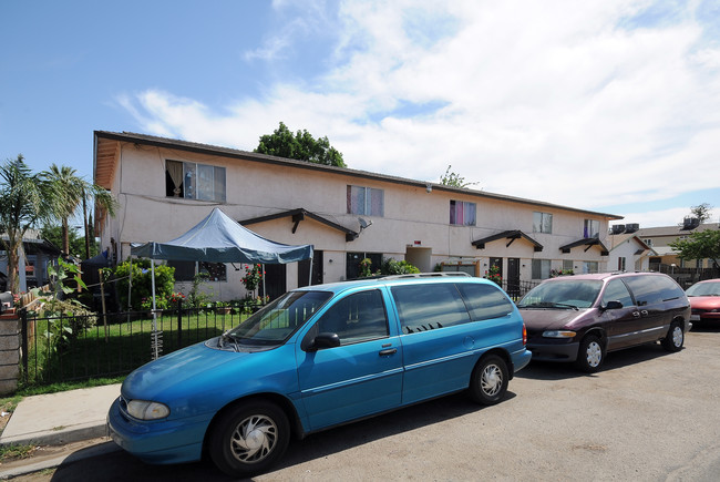 1612 Pacific Dr in Bakersfield, CA - Foto de edificio - Building Photo