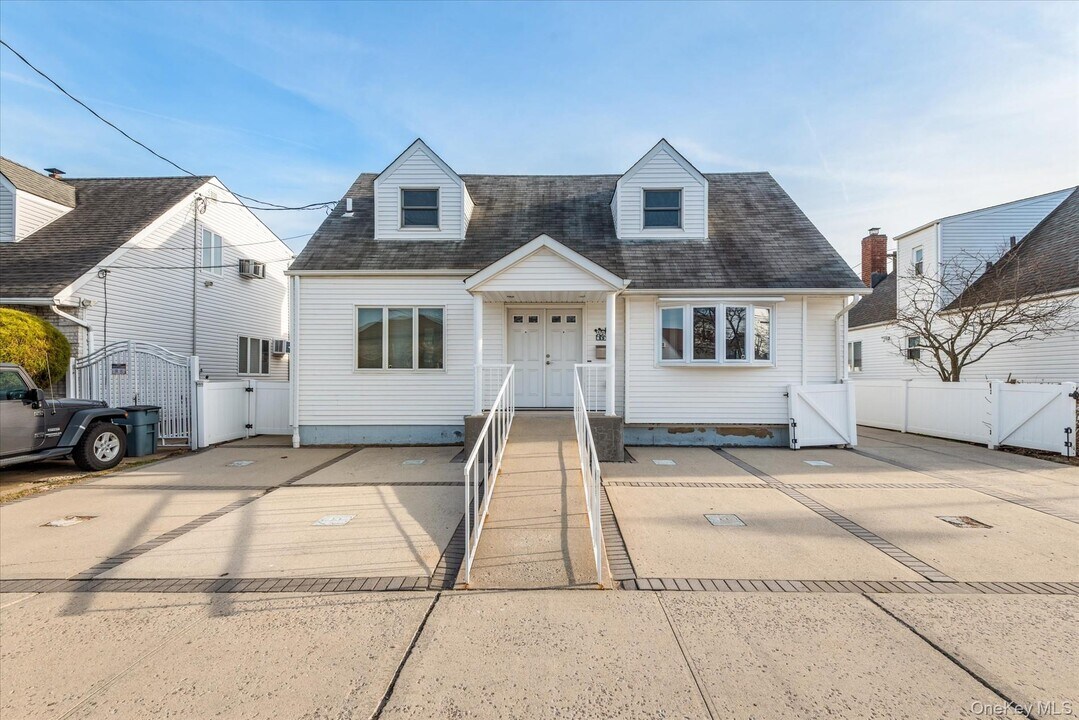 89-10 157th Ave in Queens, NY - Building Photo