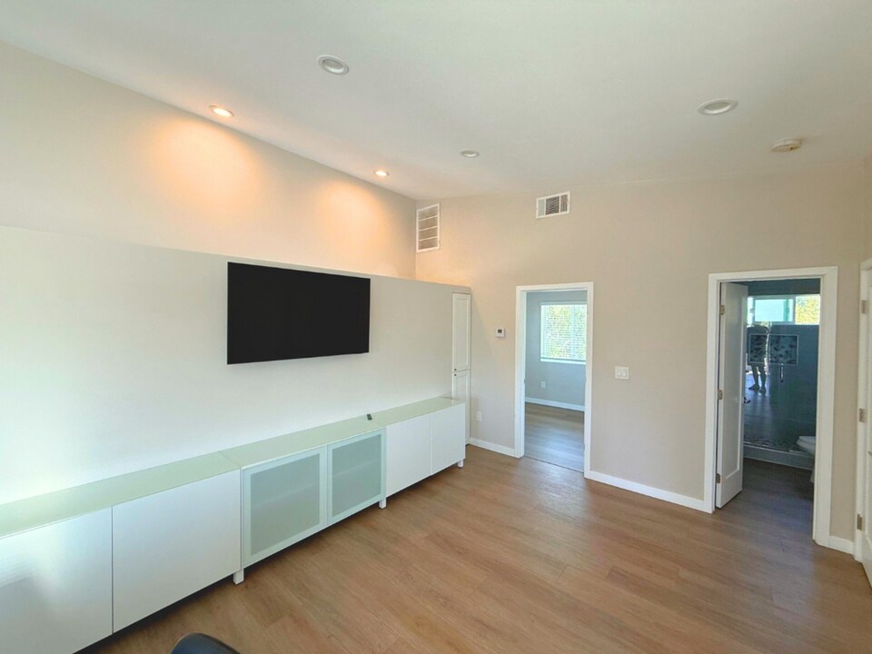 5007 La Dorna St in San Diego, CA - Building Photo