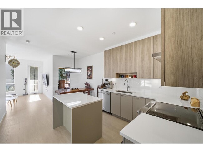 7588 16th St in Burnaby, BC - Building Photo - Building Photo