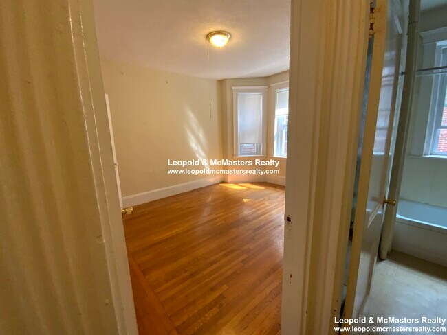 64 Woodstock Ave, Unit 4 in Boston, MA - Building Photo - Building Photo