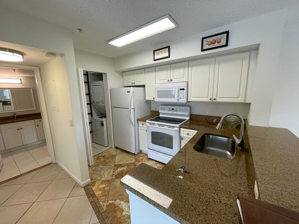 1170 Wildwood Lakes Blvd in Naples, FL - Building Photo