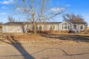 101 E Broadway in Cashion, OK - Building Photo