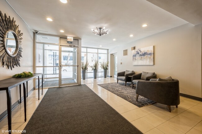 2300 N Commonwealth Ave in Chicago, IL - Building Photo - Building Photo