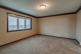 3717 McKenzie Dr SE in Mandan, ND - Foto de edificio - Building Photo