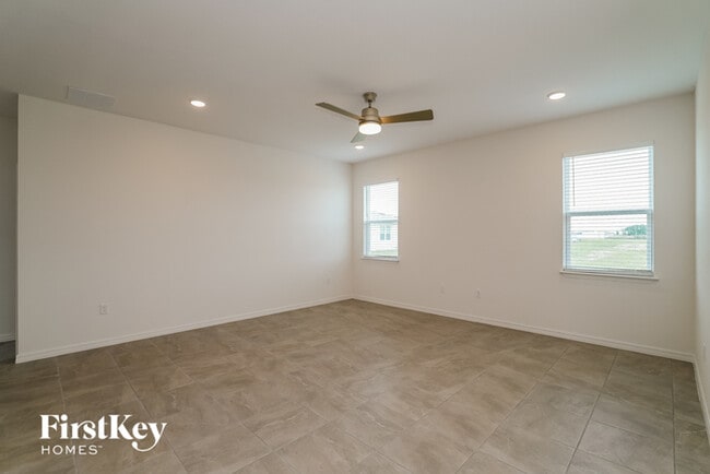 429 Reina Wy in Eagle Lake, FL - Building Photo - Building Photo
