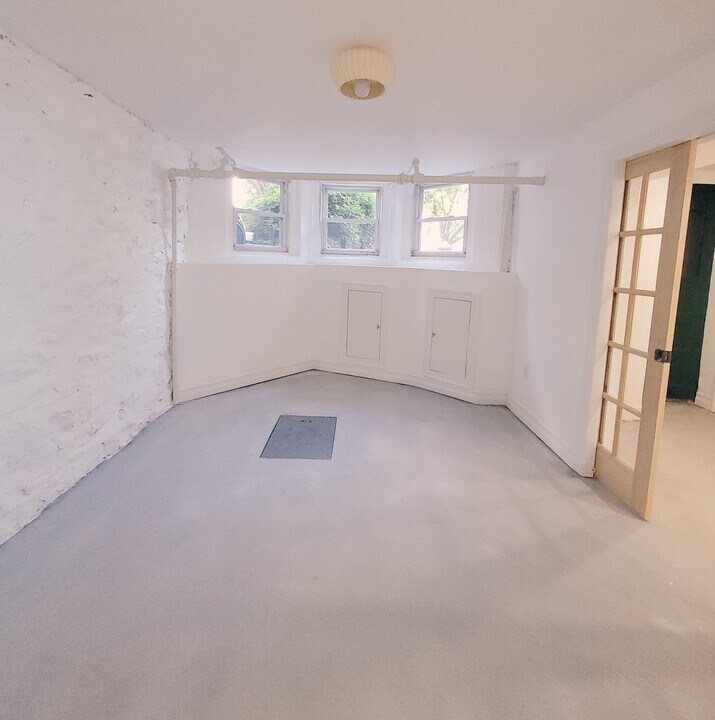 6134 Linden St, Unit Modern 2BR Semi-Basement in Ridgewood, NY - Foto de edificio