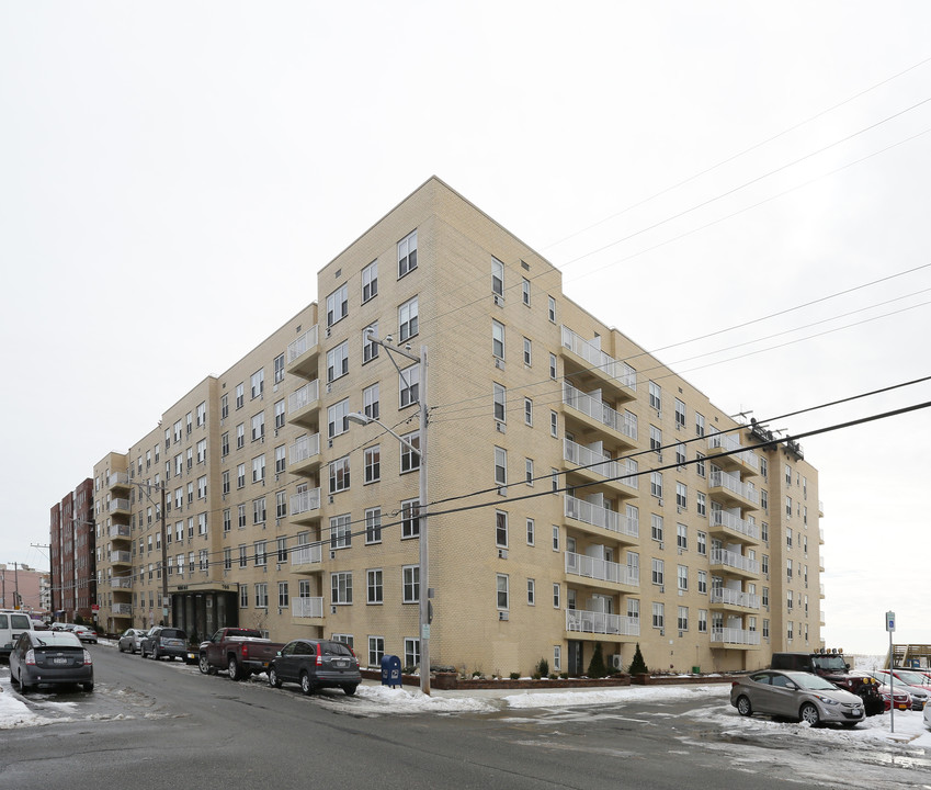 Waters Edge in Long Beach, NY - Foto de edificio