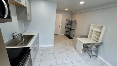 2115 Broadway Avenue J in Galveston, TX - Building Photo - Building Photo