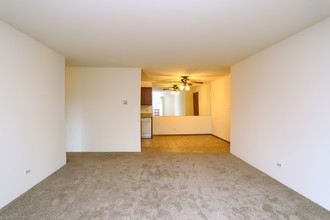 Heritage Green Apartments in Mundelein, IL - Building Photo - Interior Photo