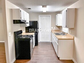 5937 Camaro Dr W in Jacksonville, FL - Foto de edificio - Building Photo