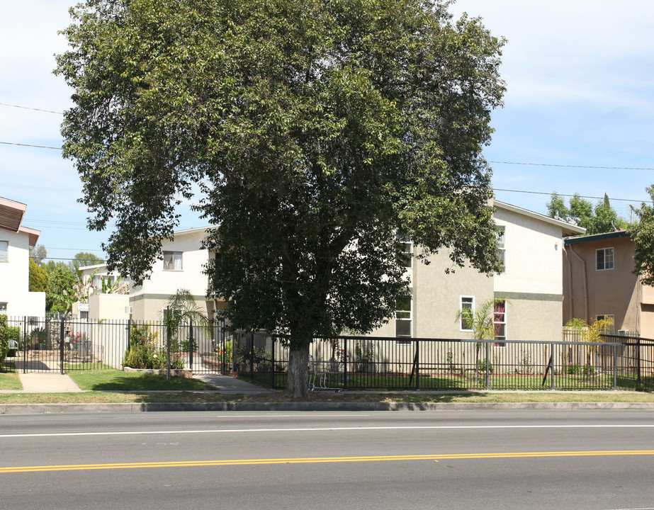 18043 Roscoe Blvd in Northridge, CA - Building Photo