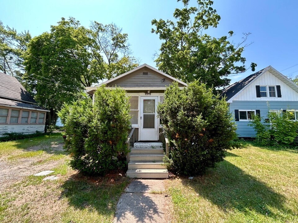 1915 Terrace St in Muskegon, MI - Building Photo
