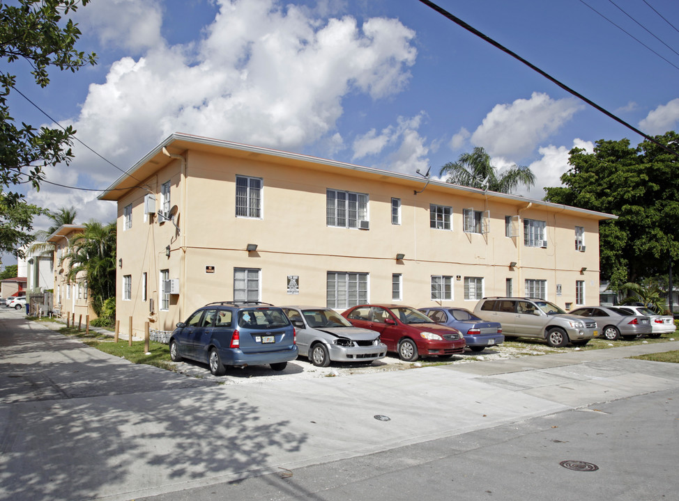 Coral Way Apartments in Coral Gables, FL - Building Photo