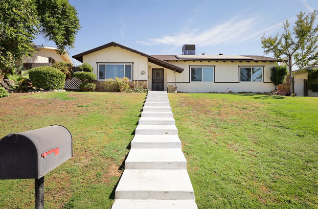 3917 Columbus St in Bakersfield, CA - Foto de edificio - Building Photo