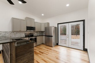 92 Riverside Dr in Taylors, SC - Foto de edificio - Building Photo