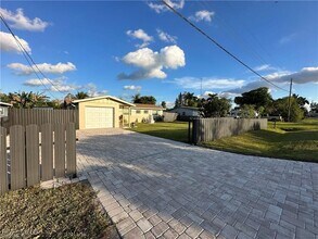 141 Schneider Dr in Ft. Myers, FL - Building Photo - Building Photo