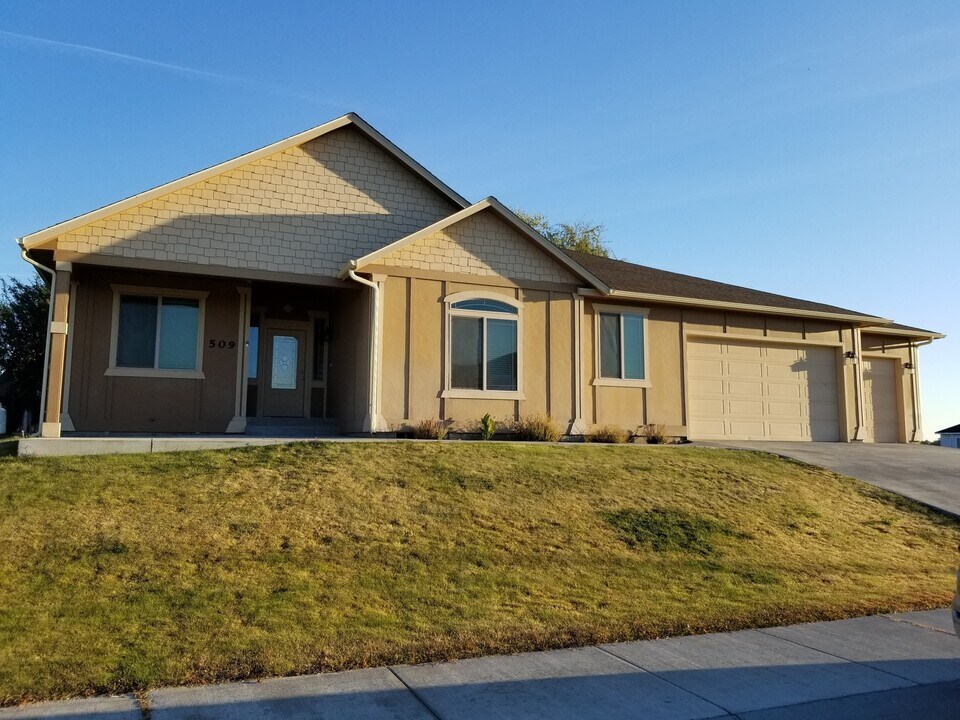 509 Bluff W Dr in Moses Lake, WA - Building Photo