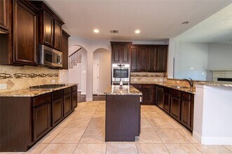 7 Whispering Thicket Pl in Tomball, TX - Building Photo - Building Photo
