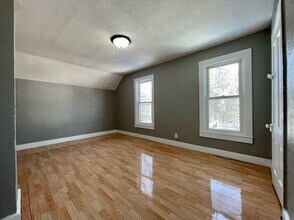 98 Manitoba Ave W in St. Paul, MN - Foto de edificio - Building Photo
