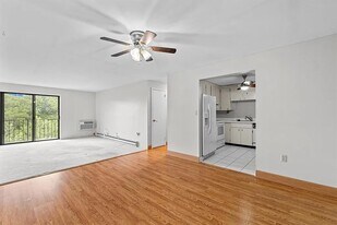 1321 Worcester Rd in Framingham, MA - Building Photo