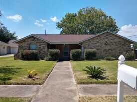 1902 Laura Ln in La Porte, TX - Building Photo