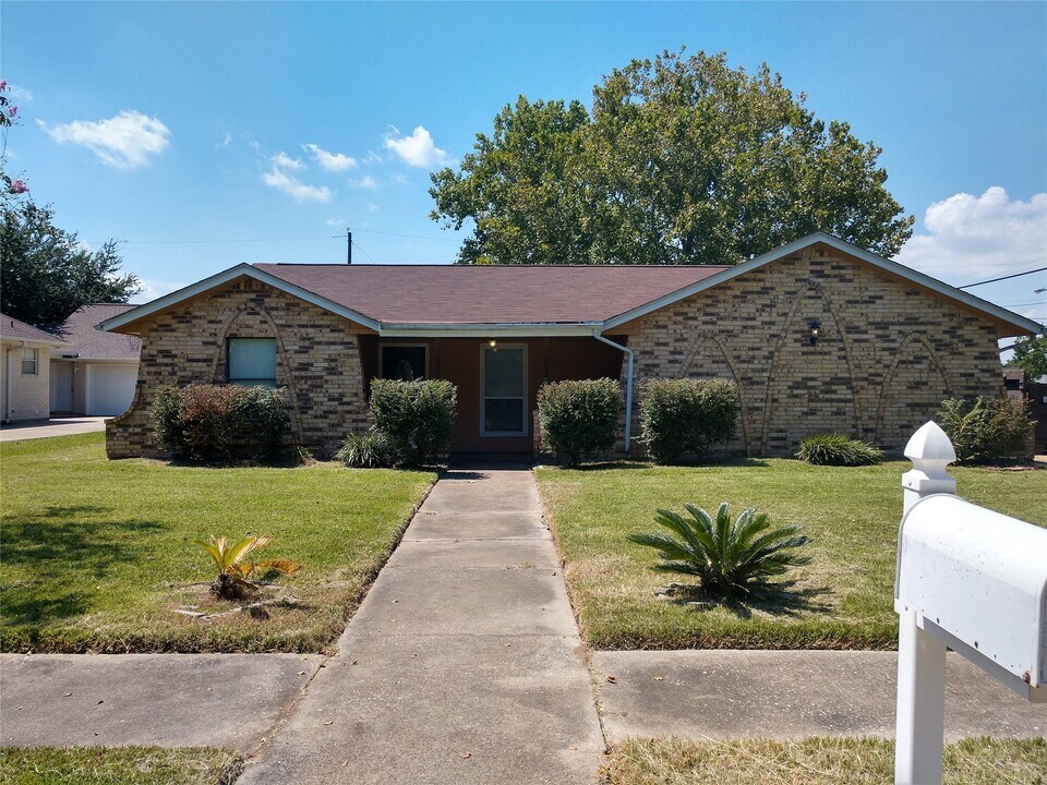 1902 Laura Ln in La Porte, TX - Building Photo