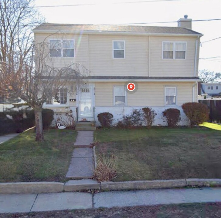 60 Parkdale Dr in North Babylon, NY - Building Photo