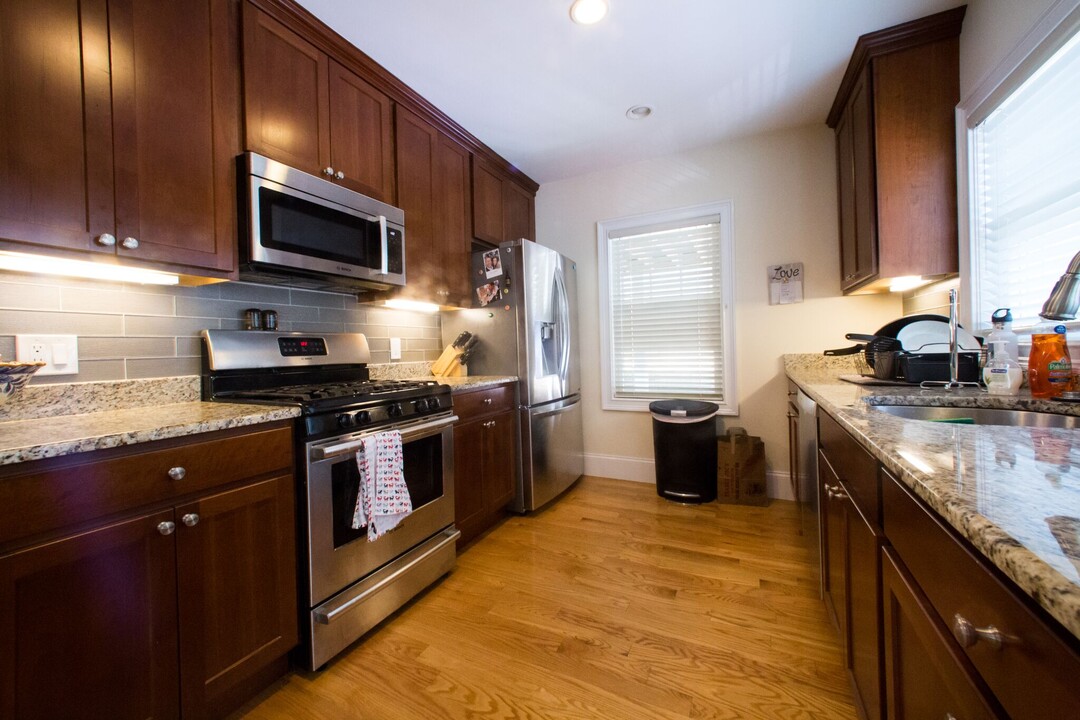 37 Beaconsfield Rd, Unit 1 in Brookline, MA - Building Photo