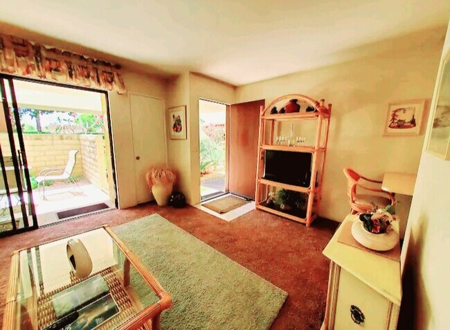 464 S Calle Encilia, Unit E Poolside in Palm Springs, CA - Building Photo - Building Photo