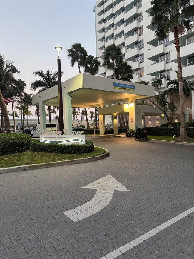 2899 Collins Ave in Miami, FL - Foto de edificio - Building Photo