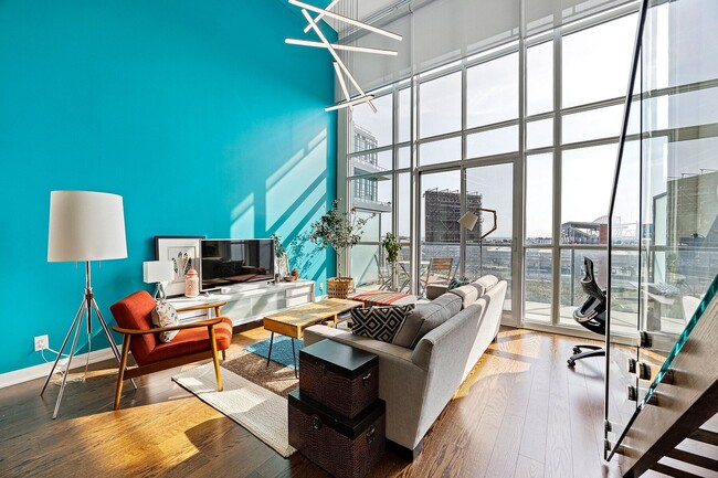 5 Hanna Ave in Toronto, ON - Building Photo - Building Photo