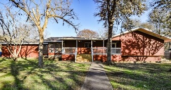 1000 Nancy Beth Dr in Kerrville, TX - Building Photo