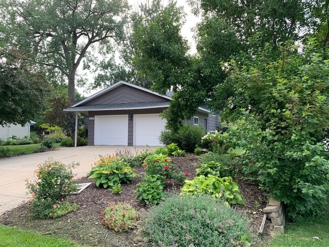 570 Roberts St SW in Hutchinson, MN - Building Photo - Building Photo