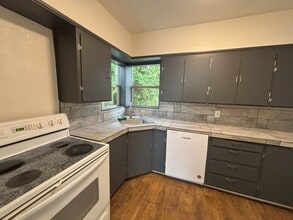 516 SE Jefferson St in Dallas, OR - Building Photo - Building Photo