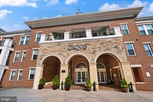 2465 Army Navy Dr in Arlington, VA - Building Photo