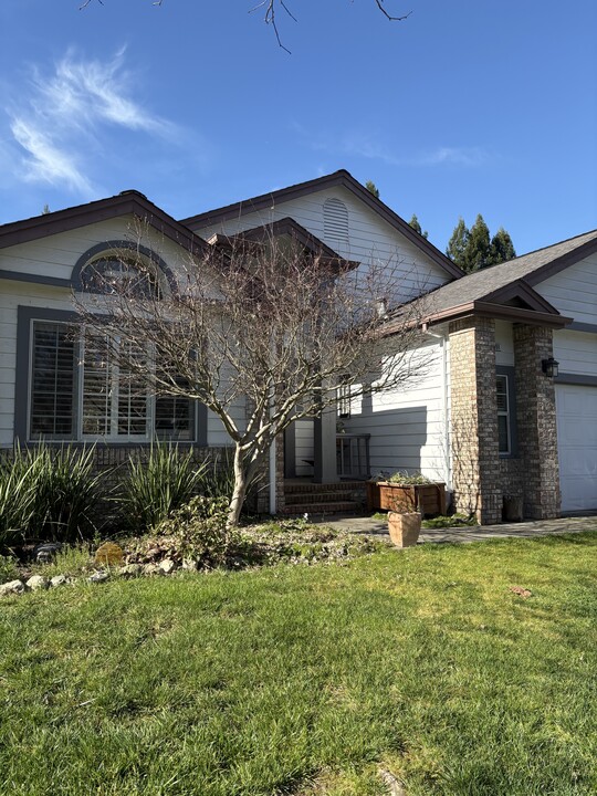 5051 Deerwood Dr in Santa Rosa, CA - Building Photo